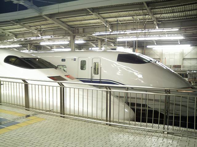 東海道山陽新幹線 700系（手前）と300系 JR新大阪駅